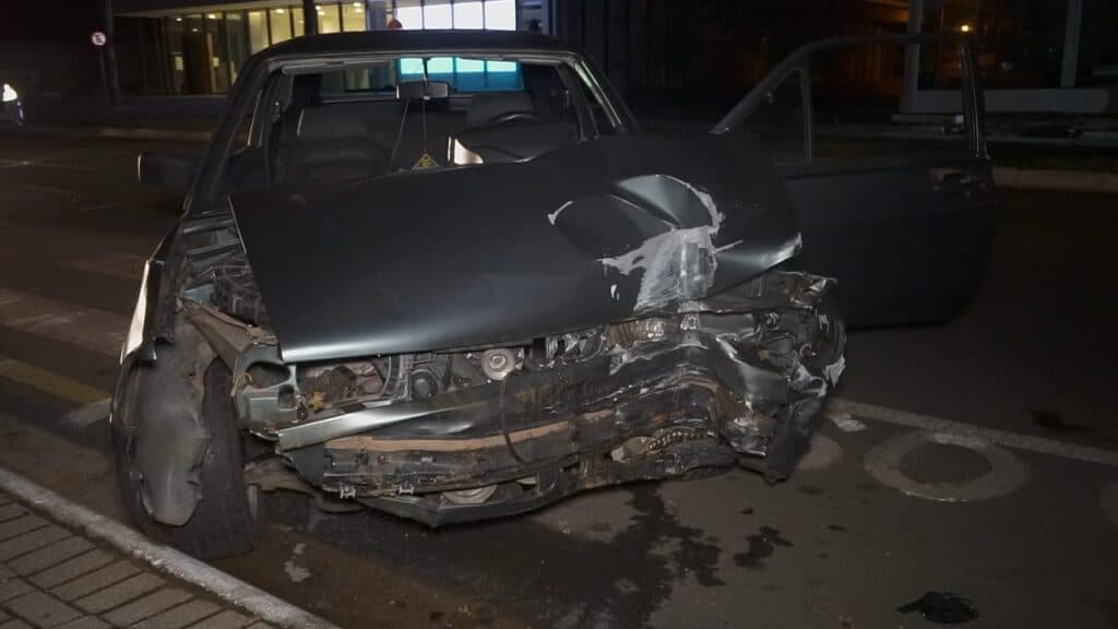 Jovem desvia de andarilho mas colide frontalmente contra poste