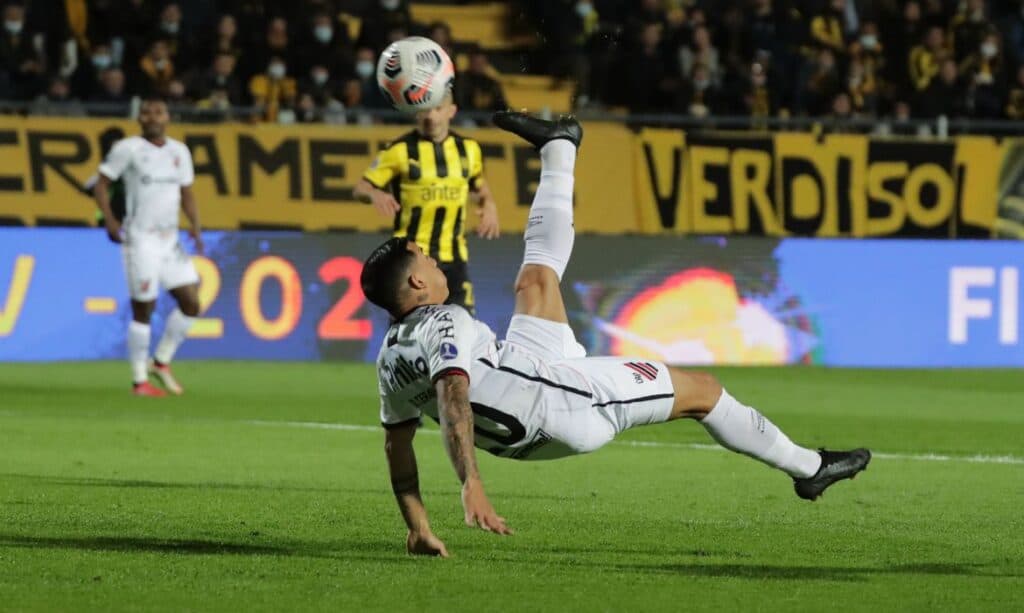 Athletico-PR vence com golaços e fica perto da final da Sul-Americana