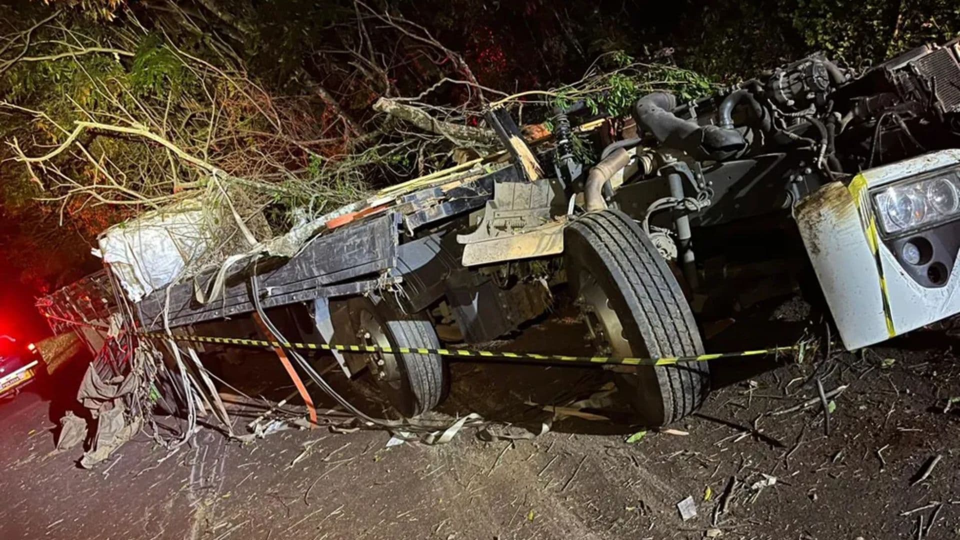 Motorista de caminhão sobrevive após grave colisão na PR-471