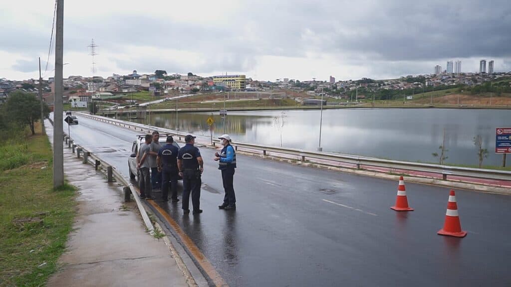Colisão entre carro e ciclista deixa vítima inconsciente no Lago de Olarias