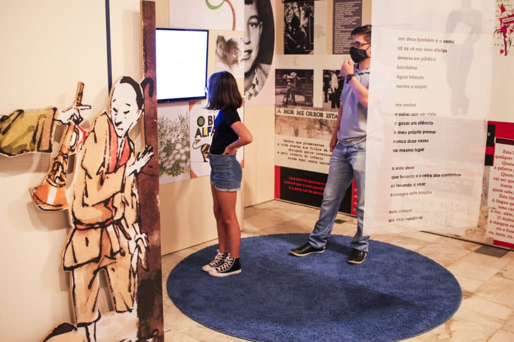 Múltiplo Leminski segue em cartaz no Museu Campos Gerais até 22 de janeiro