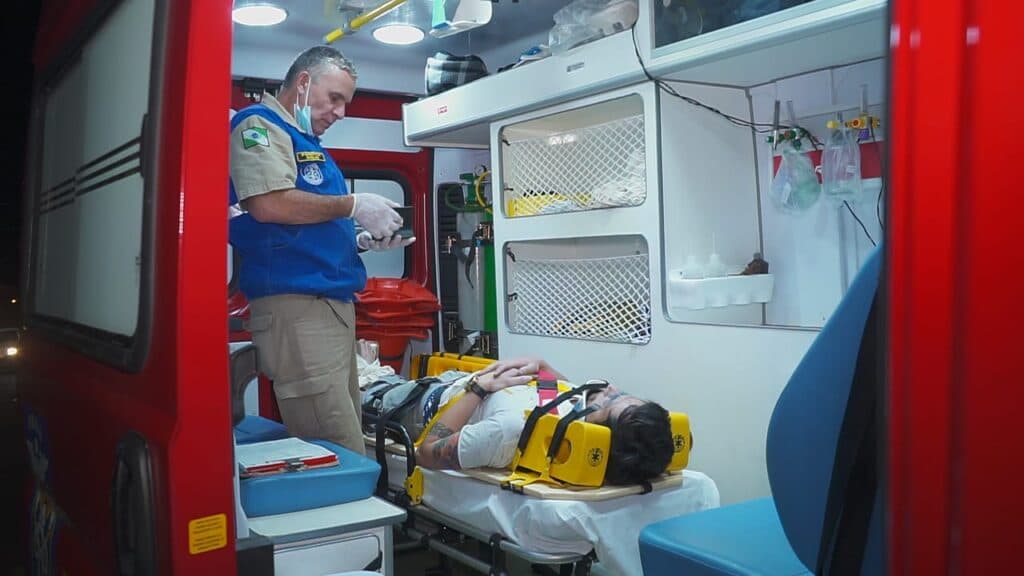 Carro fura a preferencial e deixa motociclista em estado grave