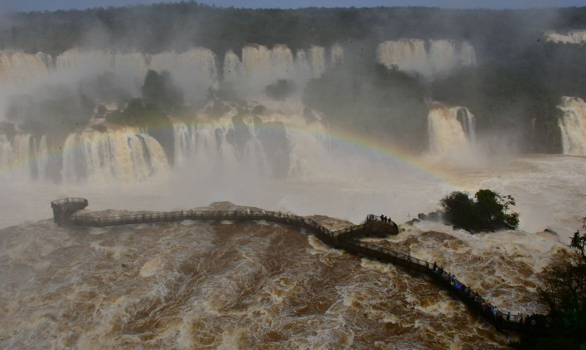 Passarela sobre Cataratas do Iguaçu é reaberta após redução da vazão