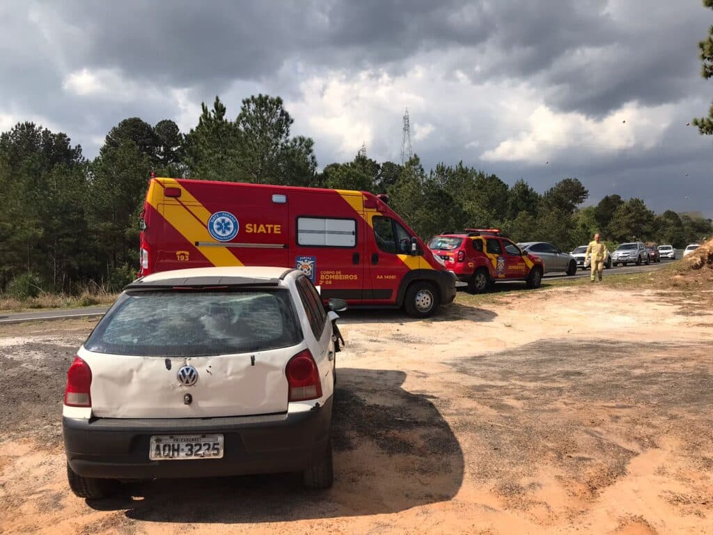 Motorista mexe no celular, sai da pista e bate carro em PG