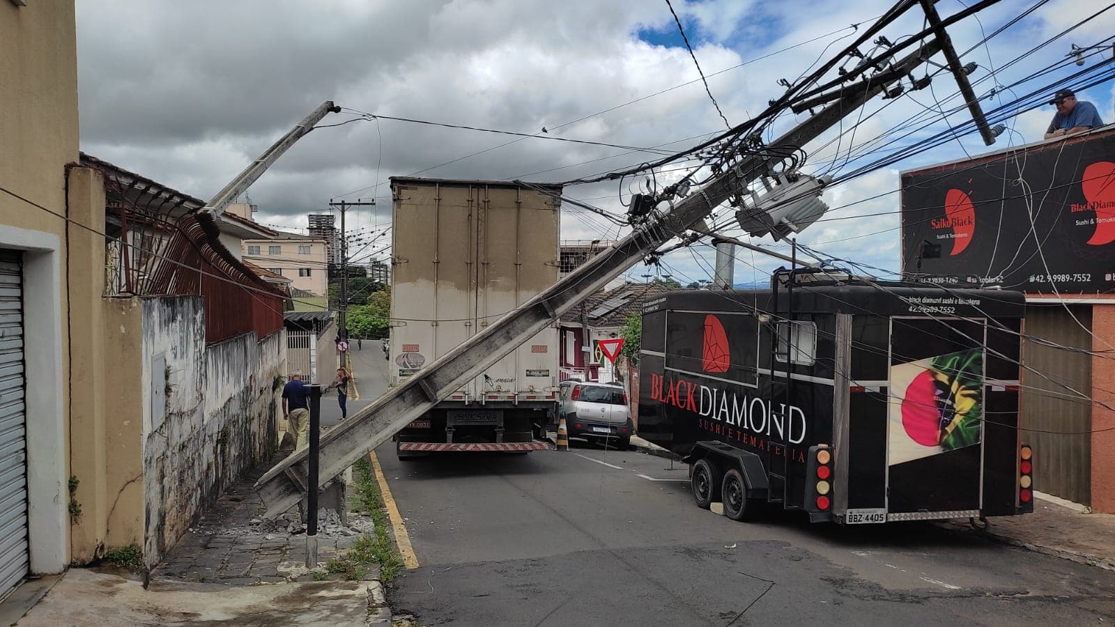 Caminhão bate em poste e derruba fios de eletricidade em PG