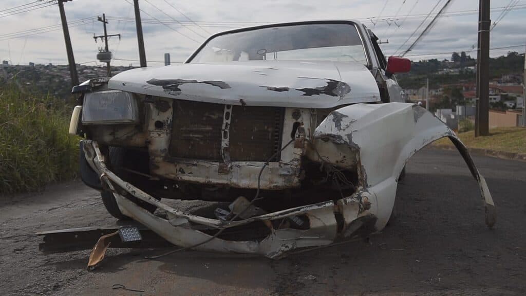‘Corcel’ fica destruído após colisão com moto em PG