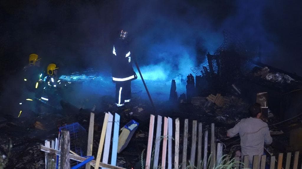 Fogo consome por completo residência de madeira no Santo Antônio