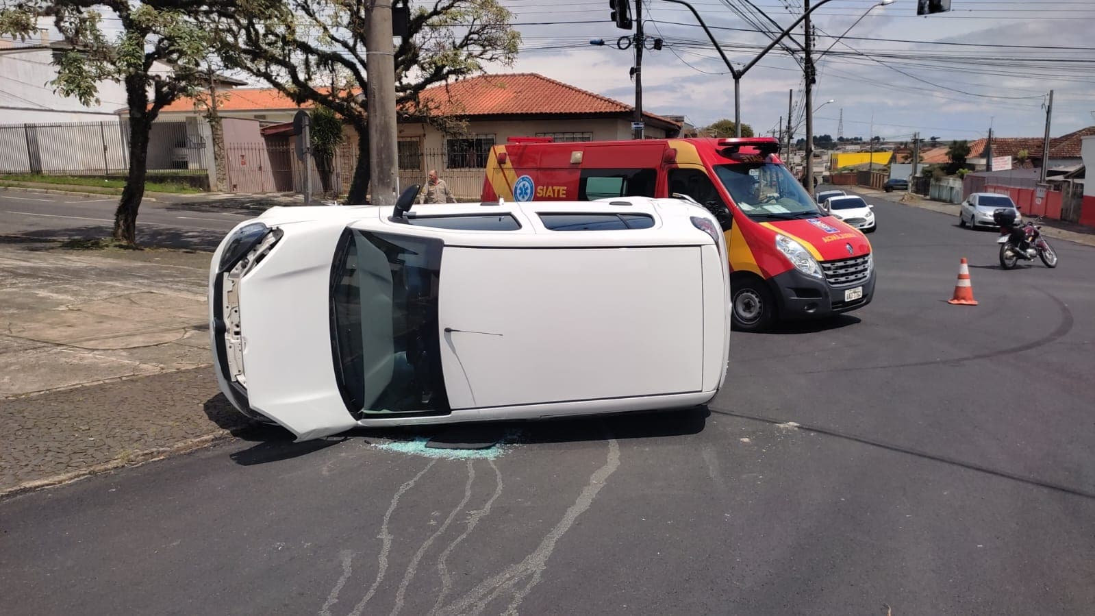 Motocicleta causa tombamento de carro em PG