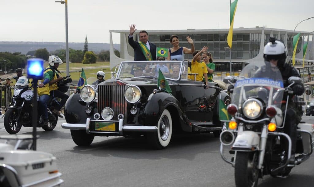 Bolsonaro diz que Brasil ressurge com economia mais poderosa