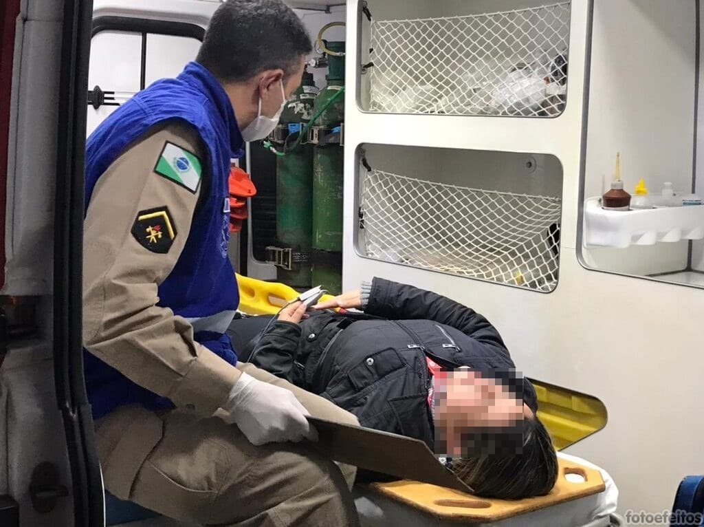 Motociclista fica ferida ao colidir com veículo que furou preferencial em PG