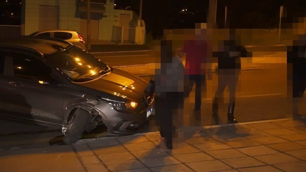 Motorista bêbada é presa depois de bater em carro parado na ‘Taunay’