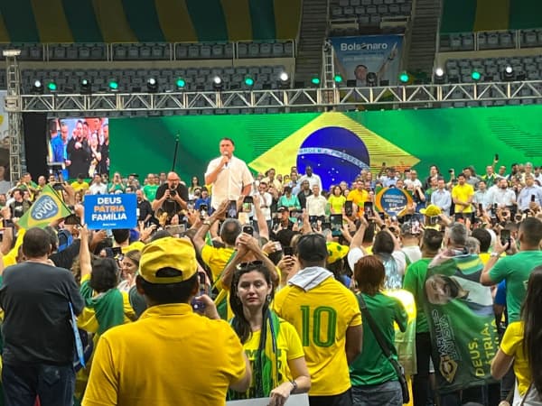 Bolsonaro oficializa candidatura e anuncia Braga Neto de vice