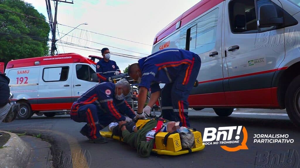 Motorista ‘fura’ preferencial e causa acidente com duas motocicletas