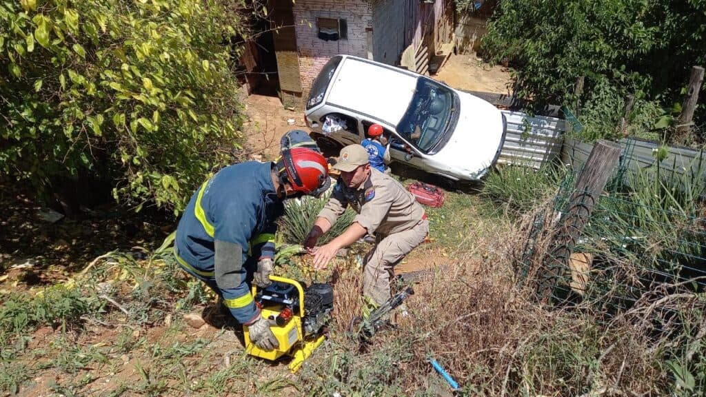 Carro decola em barranco e quase invade casa em PG