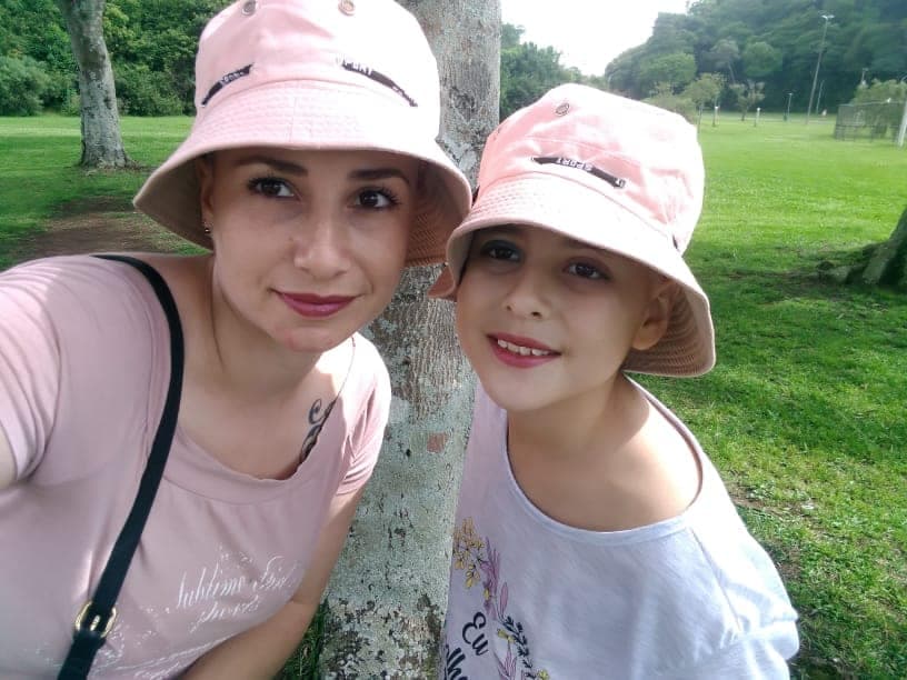Família realiza venda de rifas para tratamento médico de garota de 9 anos, em PG