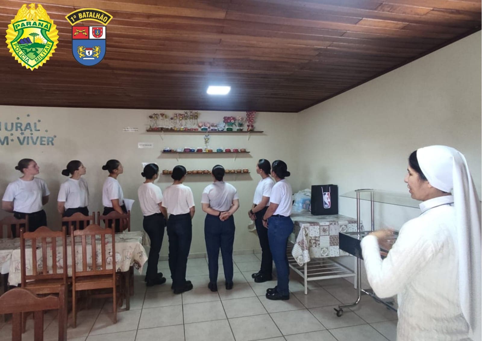 Policiais femininas do 1º BPM visitam centro de reabilitação em PG