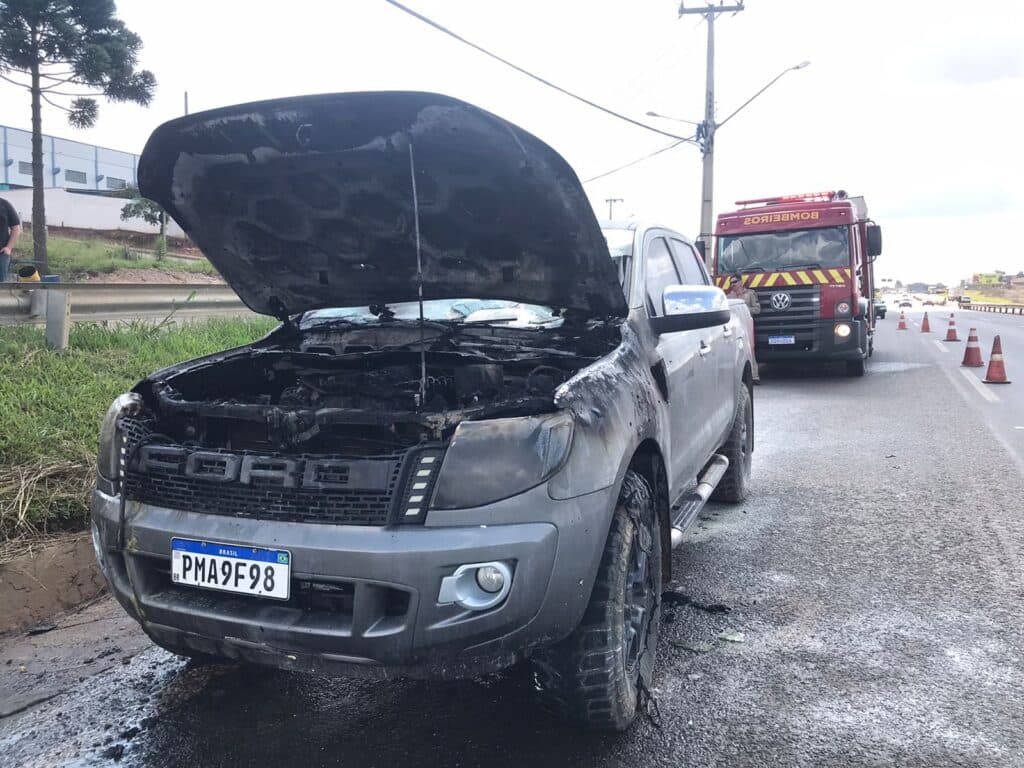 Picape Ranger fica destruída após pegar fogo na Av. Souza Naves