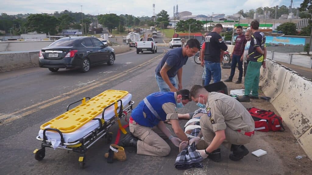Motorista invade contramão, causa acidente e vítima fica em estado grave em PG