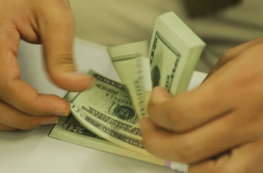 Dólar fecha com maior alta desde abril, custando R$ 5,54