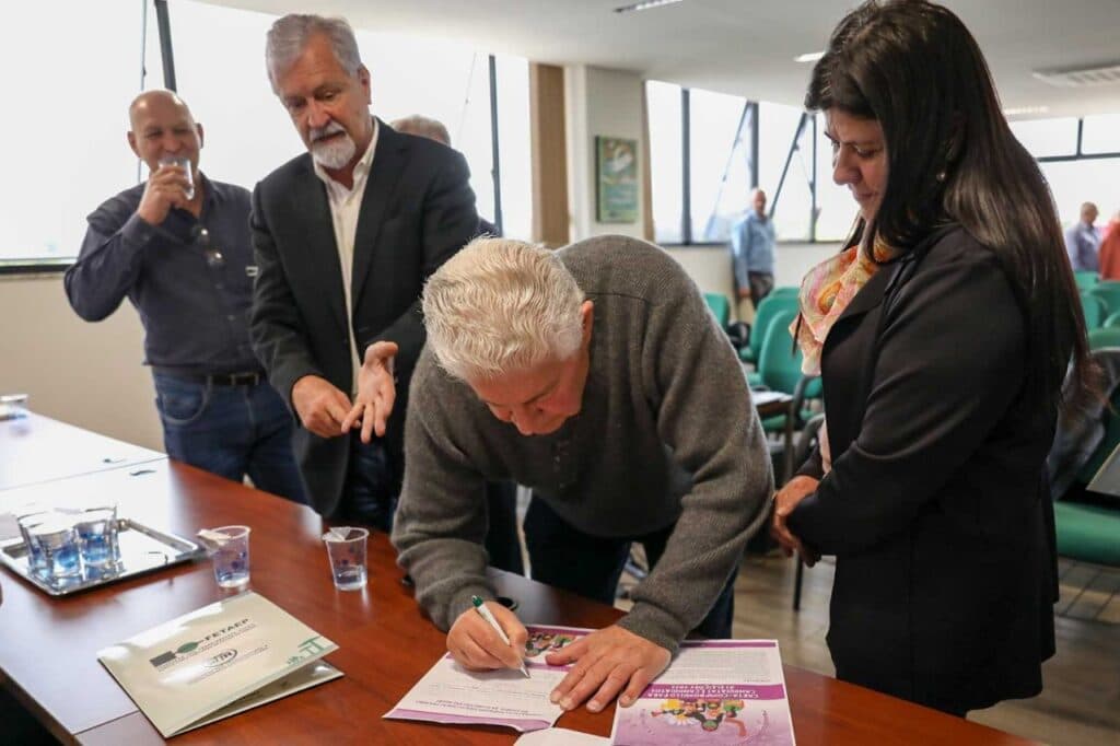Requião é recebido na Federação dos Trabalhadores Rurais e defende pequena agricultura diversificada