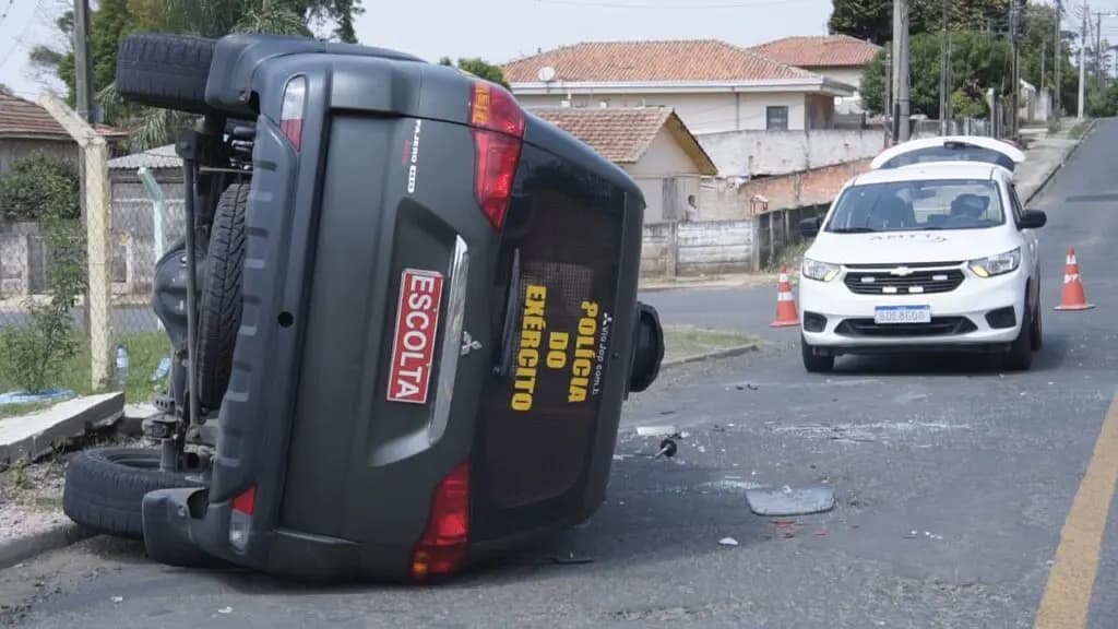 Viatura do Exército se envolve em batida e acaba capotando em Olarias