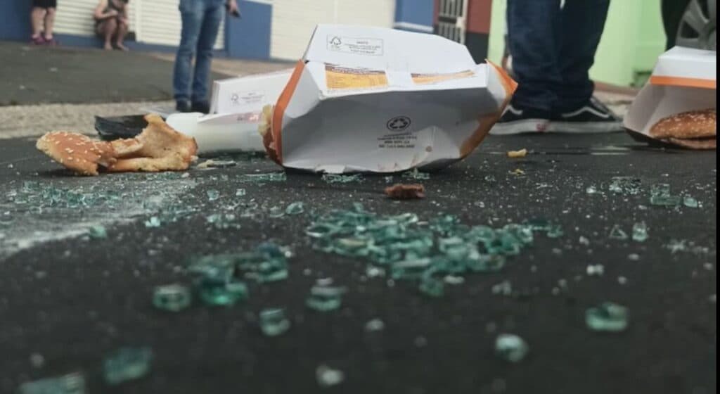 Mulher comia lanche ao dirigir e acabou capotando no Centro de PG