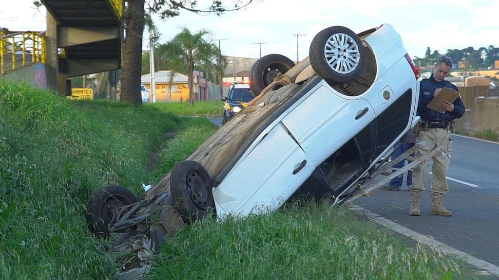 Cinco pessoas sofrem ferimentos em capotamento em PG