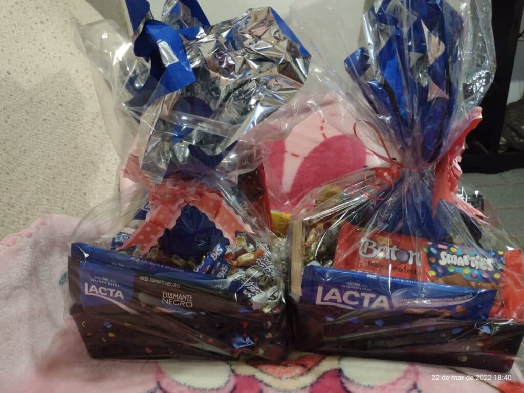 Família faz campanha de Páscoa para arrecadação de doce e balas
