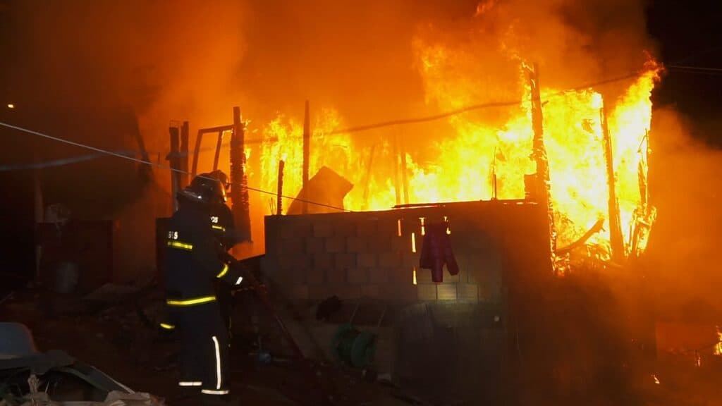 Residência é destruída pelo fogo em vila de Ponta Grossa