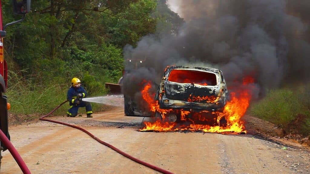 Carro é incendiado na Estrada do Alagados em PG