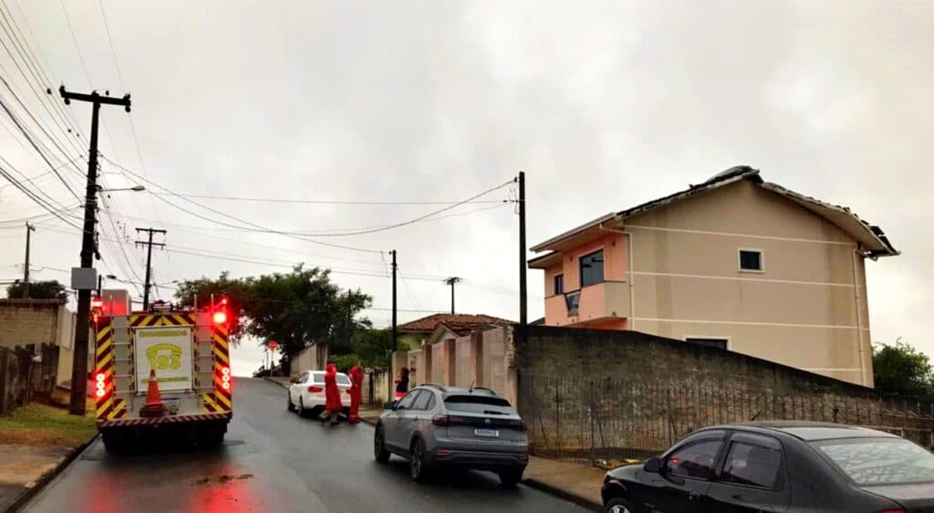Tempestade causa destelhamentos e mobiliza Bombeiros em PG