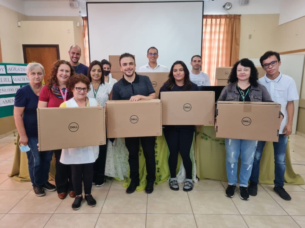 Aliel entrega novos computadores para o Colégio Kennedy
