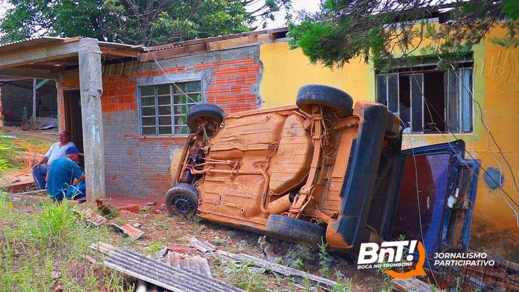 Motorista embriagado capota carro e invade casa em bairro de PG