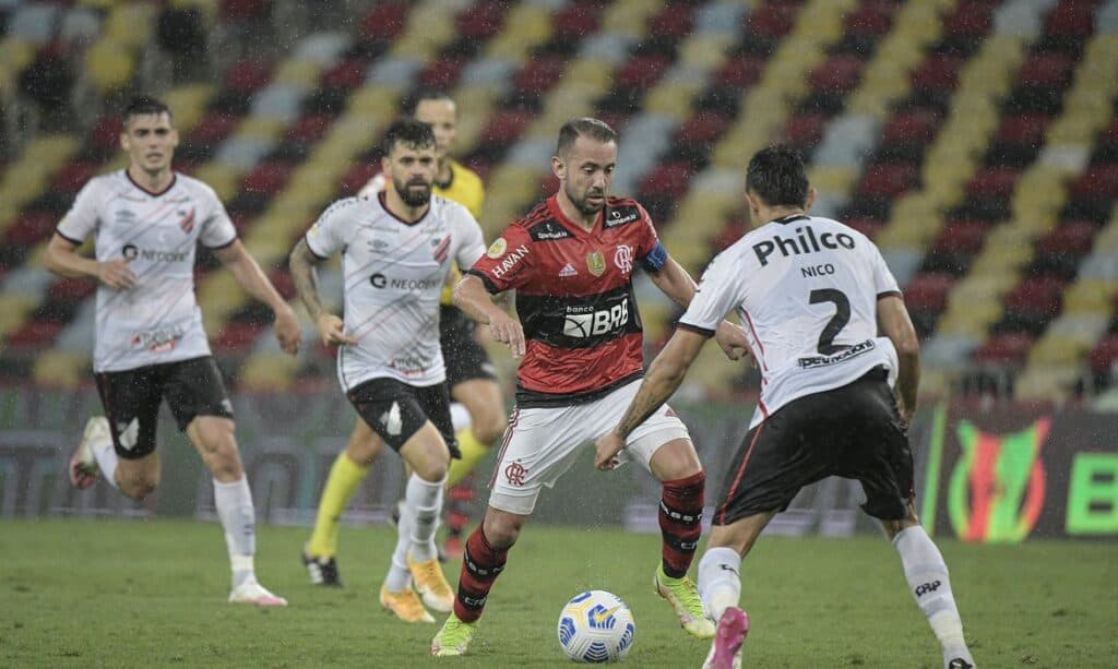 Flamengo atropela Athletico-PR no Maracanã e sobe no G4 do Brasileiro