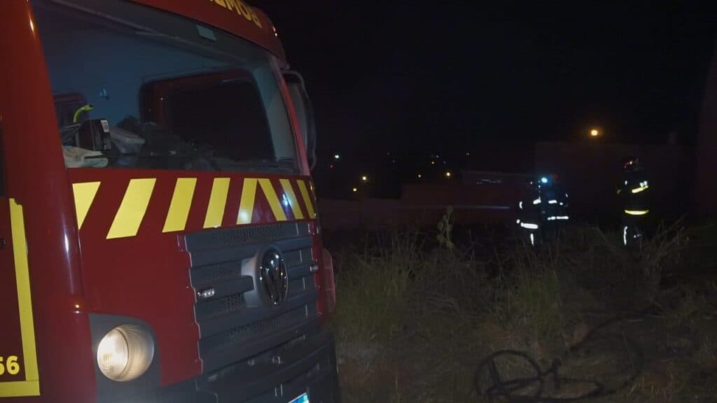 Corpo de Bombeiros é acionado para controlar incêndio em vegetação em PG