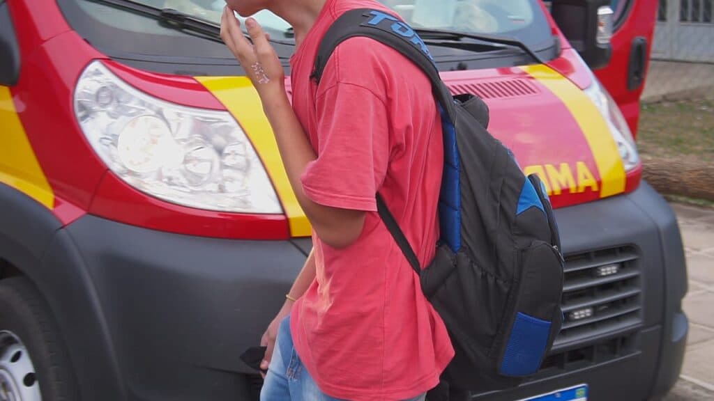 Jovem é encaminhado ao hospital após ser agredido na saída de colégio, em PG