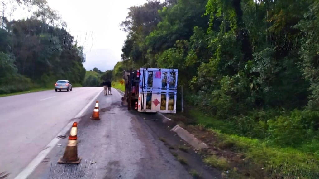 Caminhão que transportava botijões de gás tomba na BR-277