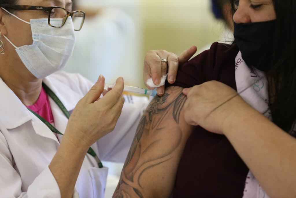 4 milhões de paranaenses tomaram a dose de reforço contra a Covid-19