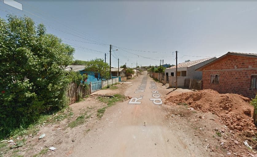 Jovem é morto a facadas e acaba pendurado numa cerca, em Castro