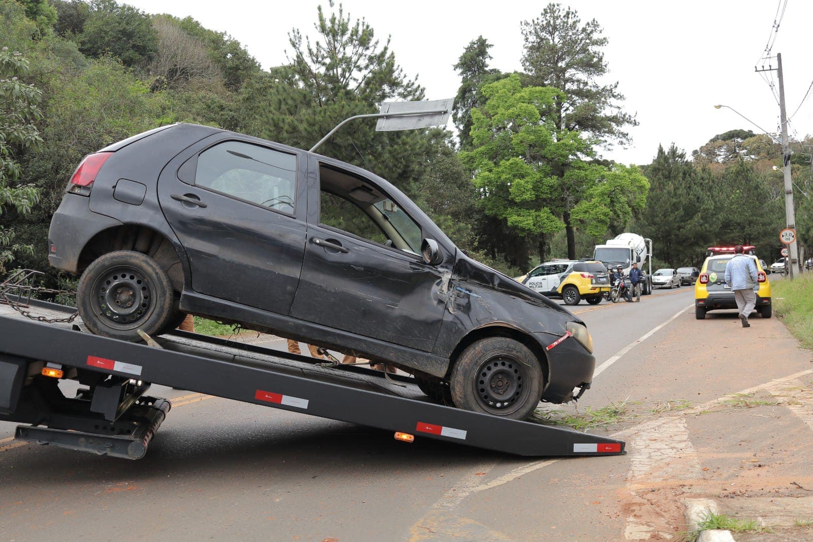 Adolescente foge da polícia com carro dos pais e cai em barranco