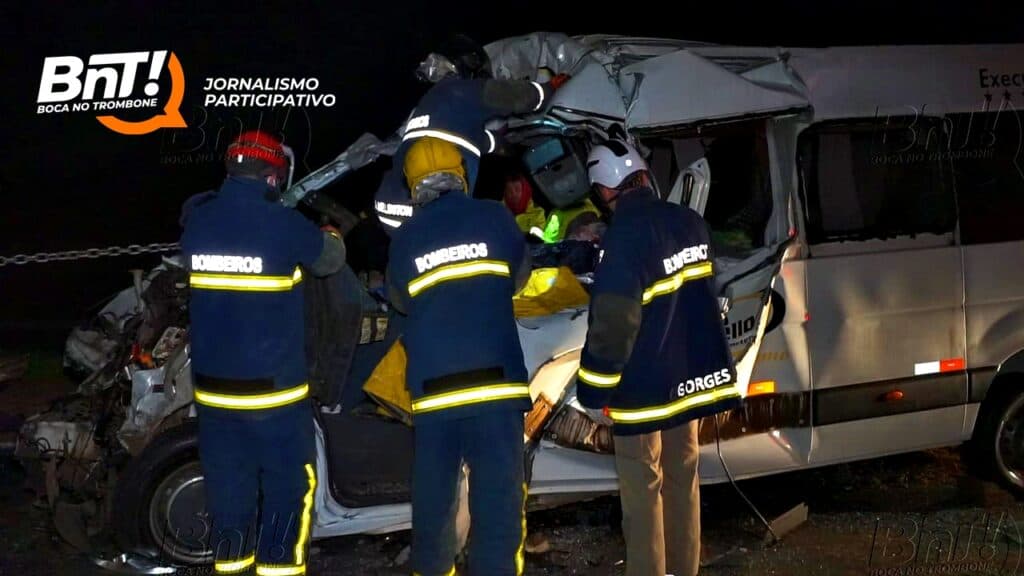 Professores morrem em grave acidente entre van e caminhão na BR-376