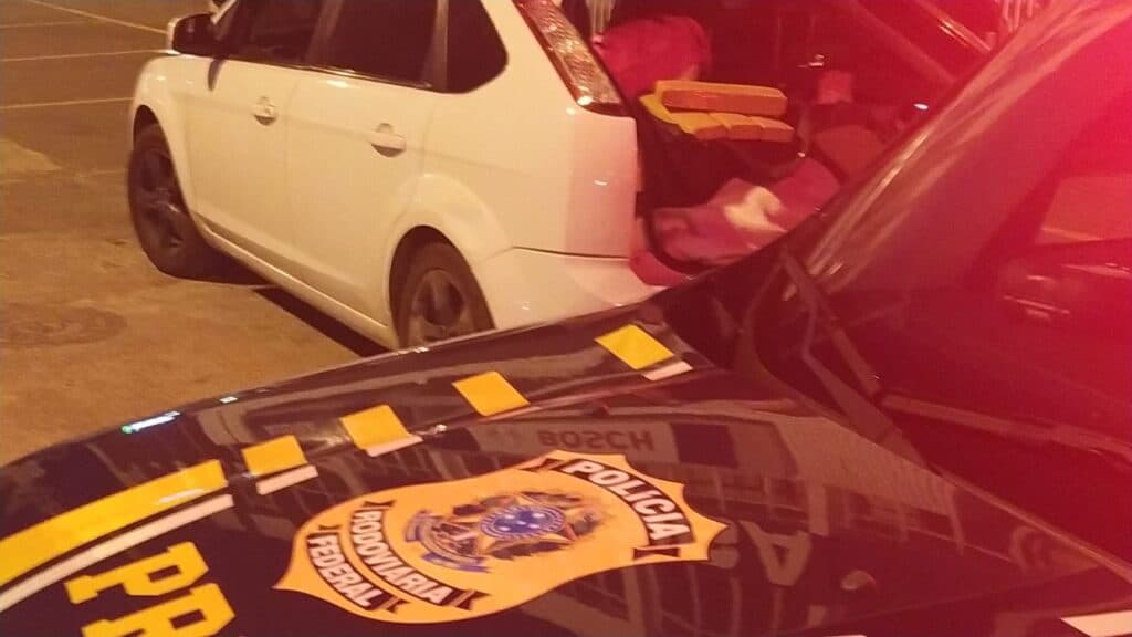 Casal é preso em PG por levar cerca de 47kg de maconha em veículo