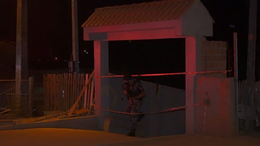 Mulher é morta com tiros e facadas dentro de casa em PG
