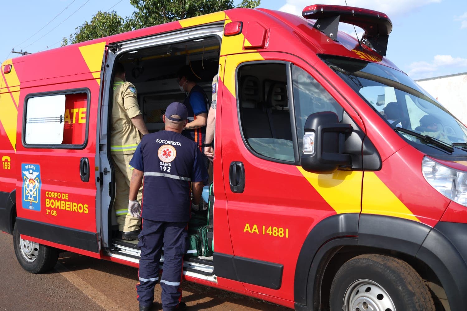 Motociclista fica ferido em acidente com caminhão