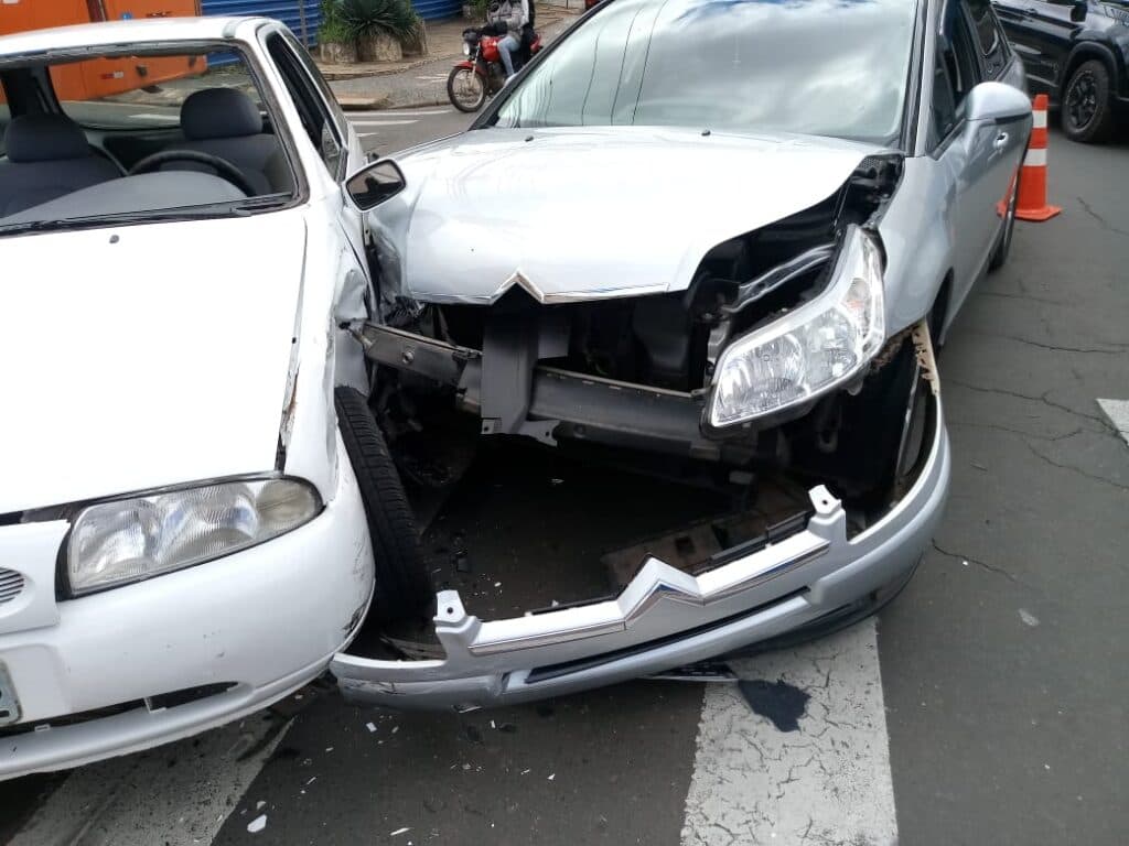 Motorista fura sinal vermelho e provoca acidente no Centro de PG
