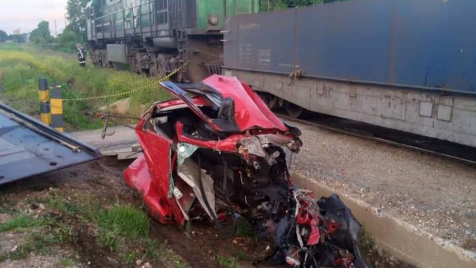 PM morre após ter carro atingido por trem no PR