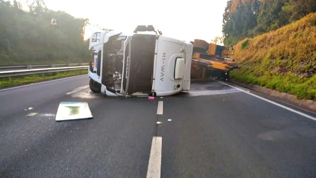 Caminhão tomba na BR-376, invade pista contrária e deixa trânsito lento