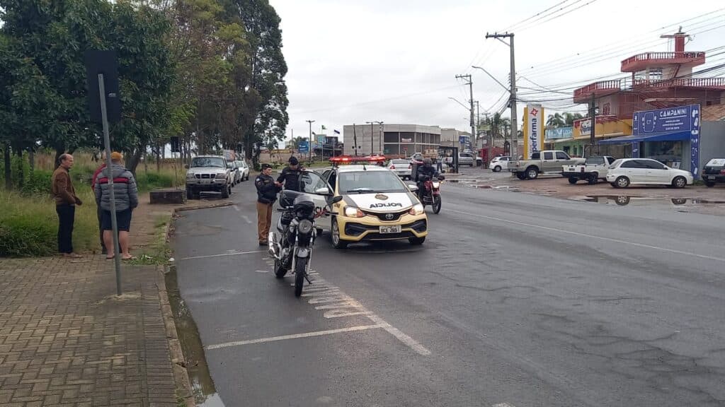 Desatenção no transito causa acidente e motociclista fica ferido em PG