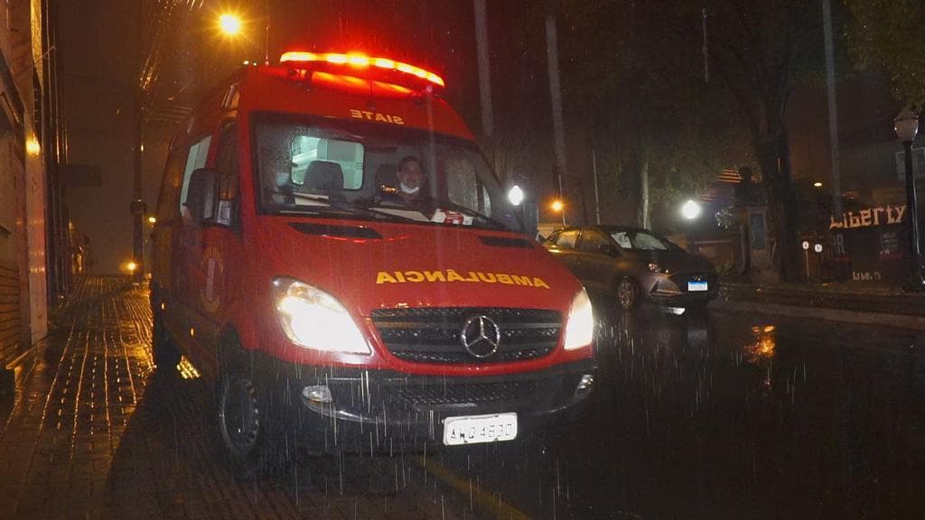 Motorista colide em poste no centro de PG