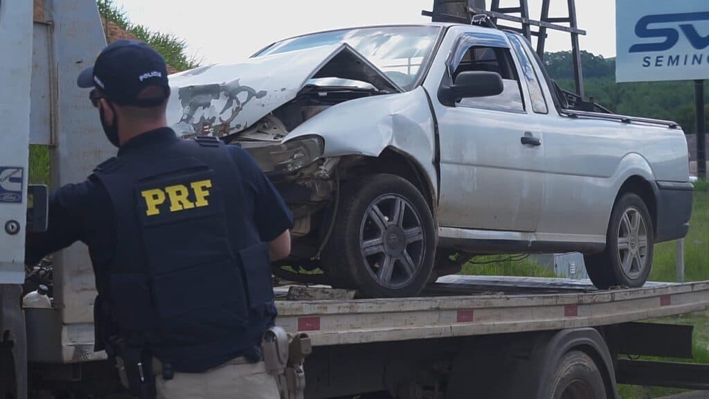 Colisão na 376: Carro bate em cheio na traseira de caminhão!